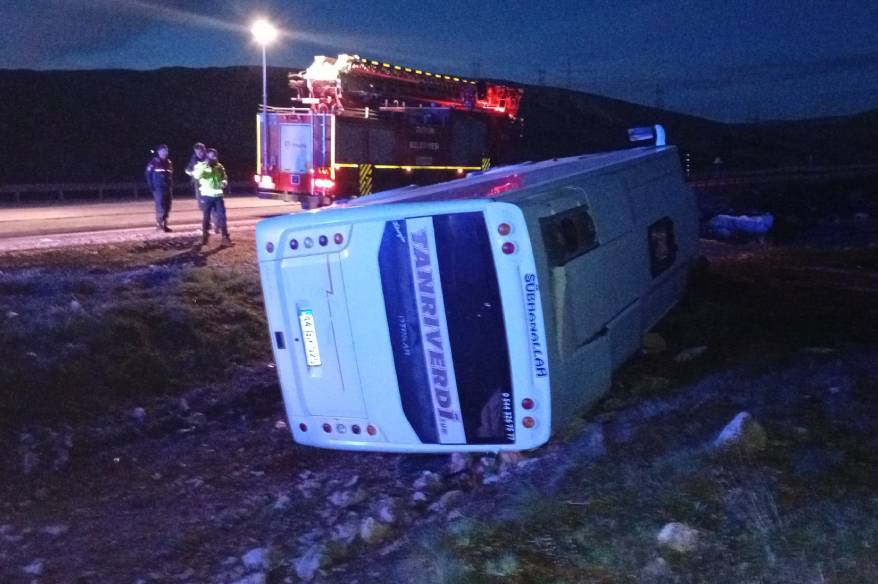 Taraftarları taşıyan midibüs devrildi, 27 taraftar yaralandı
