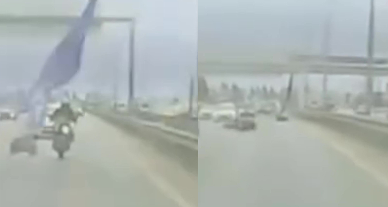 Kocaeli’de köprüden sarkan reklam afişinin motosikletliye çarpmasıyla meydana gelen kazada sürücü yola savrularak yaralandı, kaza anı anbean kameraya yansıdı.