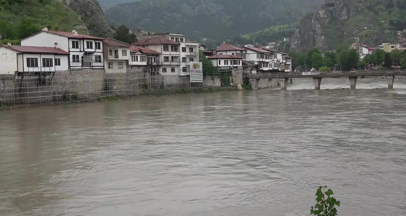 Tokat’taki Almus Barajı’nın yüzde 100 doluluk oranına ulaşmasının beklenmesi, komşu il Amasya’da da alarma neden oldu. 19 Mayıs Atatürk’ü Anma, Gençlik ve Spor Bayramı tatili dolayısıyla yarın kapalı olacak okullar, Amasya merkez ve Taşova ilçesinde taşkın önlemleri kapsamında çarşamba günü de tatil edildi. Köprü kıyıları ve kritik noktalara ise yığınak yapılarak önlem alınmaya başlandı.