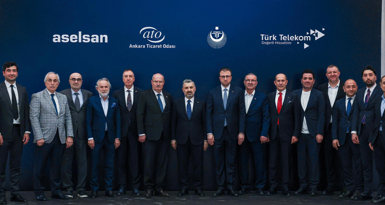 Türk Telekom ile savunma sanayii ve ileri teknoloji alanındaki mühendislik gücüyle öne çıkan ASELSAN, teknolojideki dışa bağımlılığı azaltmak ve yerli teknoloji ekosistemini güçlendirmek amacıyla stratejik bir iş birliğine imza attı. İş dünyasının çatı kuruluşlarından Ankara Ticaret Odası ve Türk Dünyası İş Konseyi’nin de paydaşları arasında yer aldığı iş birliği kapsamında yerli akıllı telefonlar, kullanıcı cihazları ile haberleşme altyapılarında kullanılacak donanım ve yazılımların geliştirilmesine yönelik ortak çalışma modeli oluşturulurken, projenin yol haritası ve iş birliği başlıkları da belirlendi.