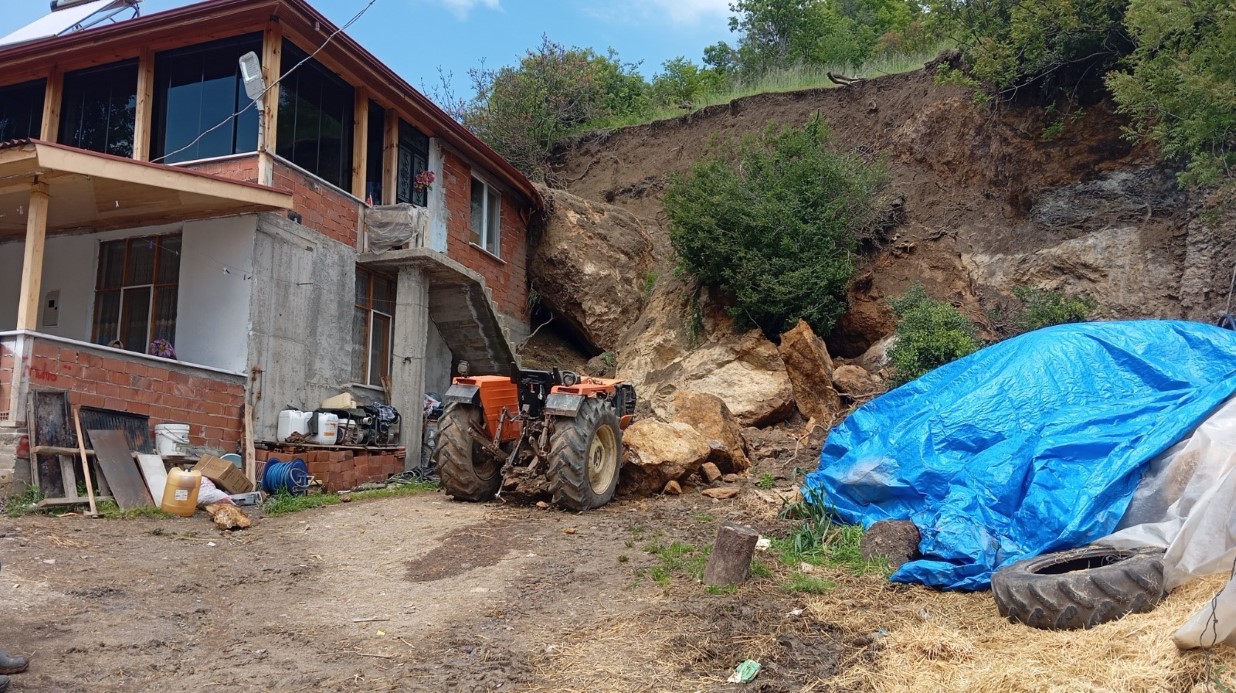 Amasya’da kaya parçaları ev ve traktörün üstüne düştü