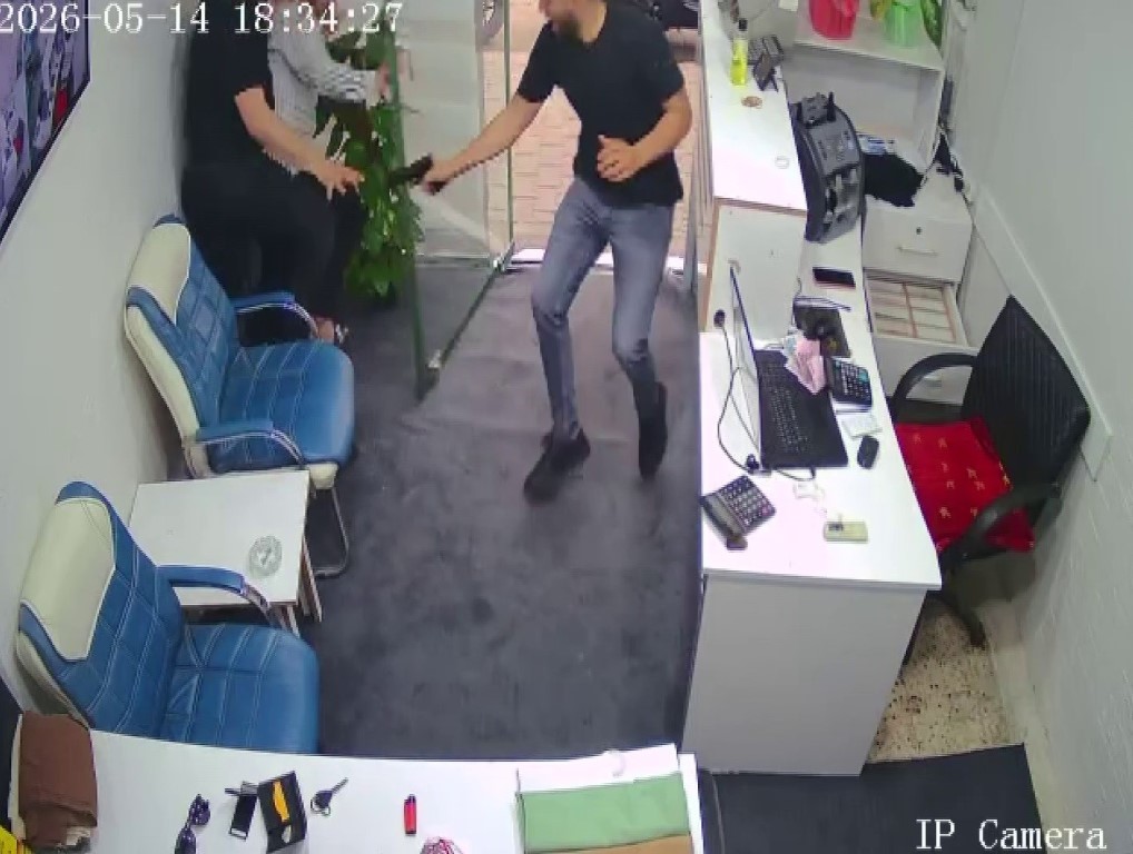 Silahla döviz bürosunu basan husumetlisine karşı boğuşarak hayatta kalmayı başardı