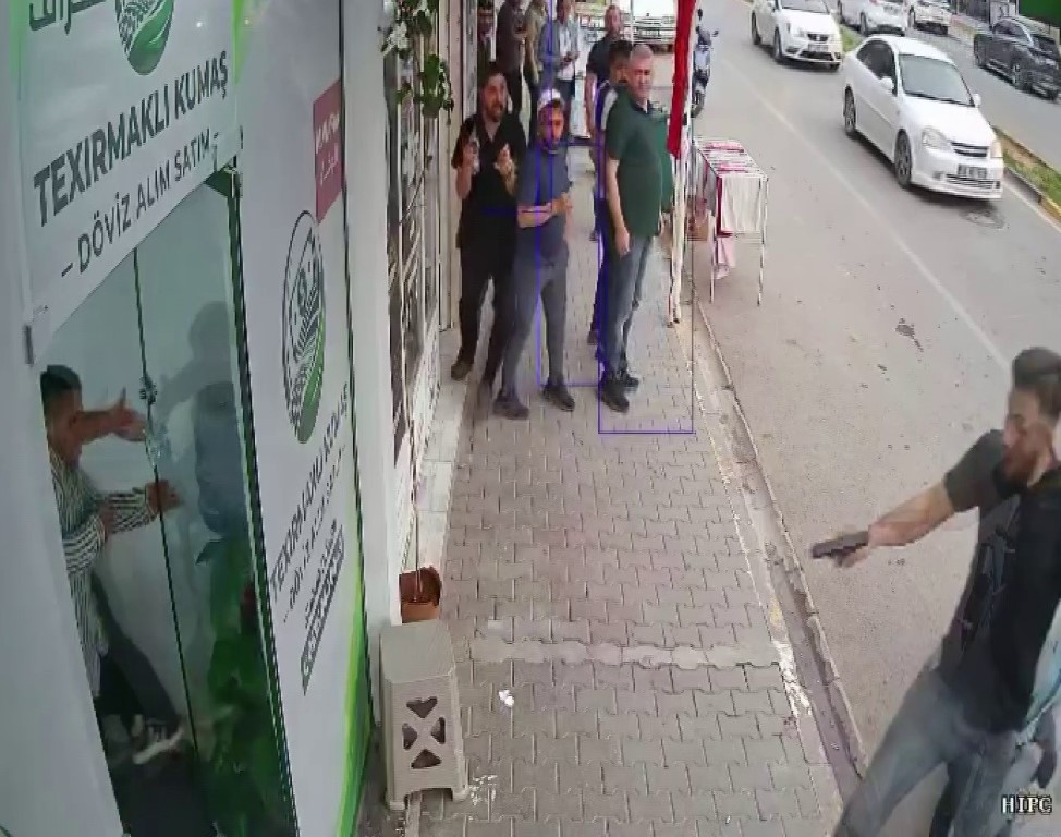 Silahla döviz bürosunu basan husumetlisine karşı boğuşarak hayatta kalmayı başardı