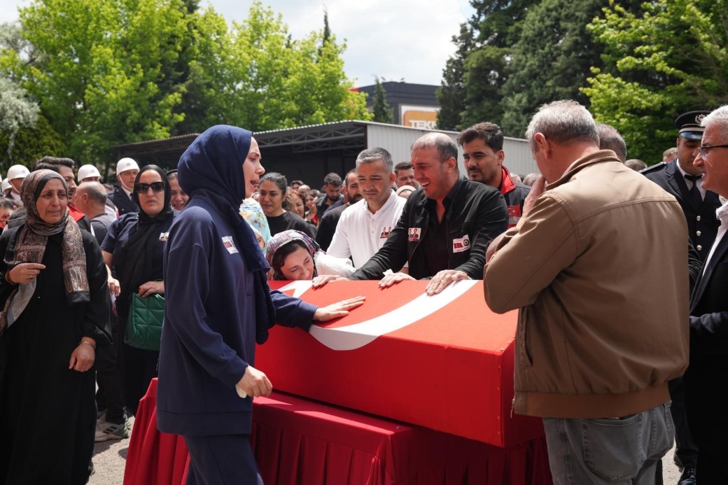 Tekirdağ’ın Çorlu ilçesinde uğradıkları saldırı sonucu şehit olan polis memurları Erkan Tütüncüler ile Emrah Koç için Çorlu İlçe Emniyet Müdürlüğü önünde resmi tören düzenlendi.