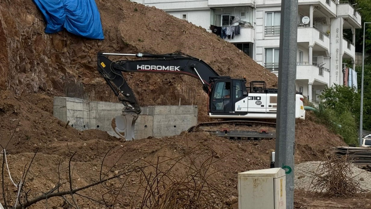 Kocaeli’nin İzmit ilçesinde istinat duvarı yapım çalışmaları sırasında meydana gelen toprak kayması sonucu, risk altında olduğu değerlendirilen 5 bina tedbir amacıyla boşaltıldı.