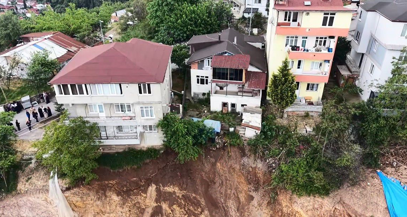 Kocaeli’nin İzmit ilçesinde bir inşaattaki temel kazısı sırasında meydana gelen toprak kaymasında 5 bina tahliye edilirken, bölge havadan görüntülendi. Evlerinden çıkarılan 56 vatandaştan Nazlı Maral, duruma tepki göstererek, "İzmit Belediyesi gerçekten bizi çok büyük hayal kırıklığına uğrattı" dedi.