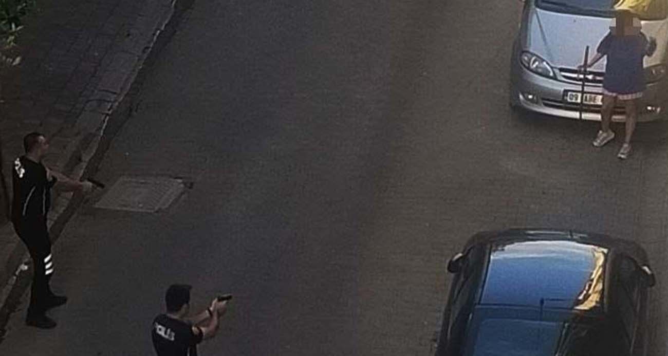 Aydın’ın Efeler ilçesinde elindeki samuray kılıcı ile sokak ortasında gezerek kendine zarar verip, vatandaşlara korku dolu anlar yaşatan genç kız, polis ekiplerinin müdahalesi ile etkisiz hale getirildi.