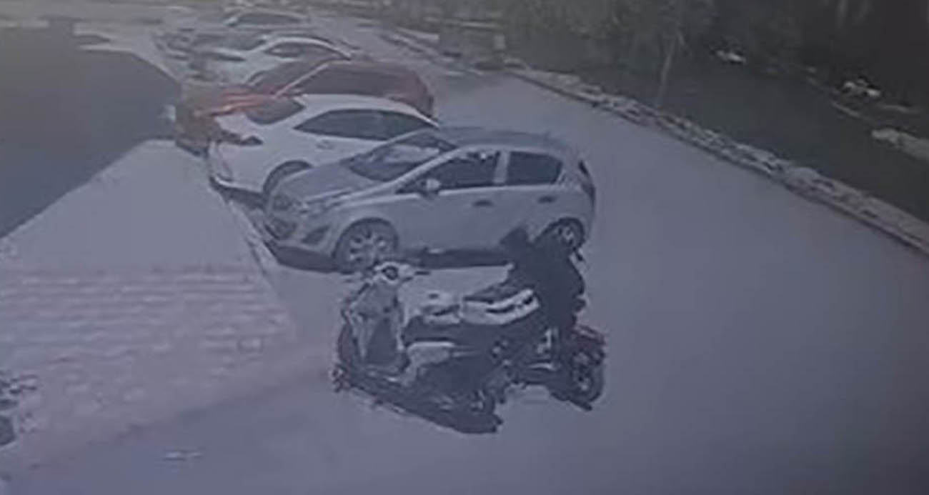 Motosiklet üzerinde duran kaskı çaldı: O anlar kamerada