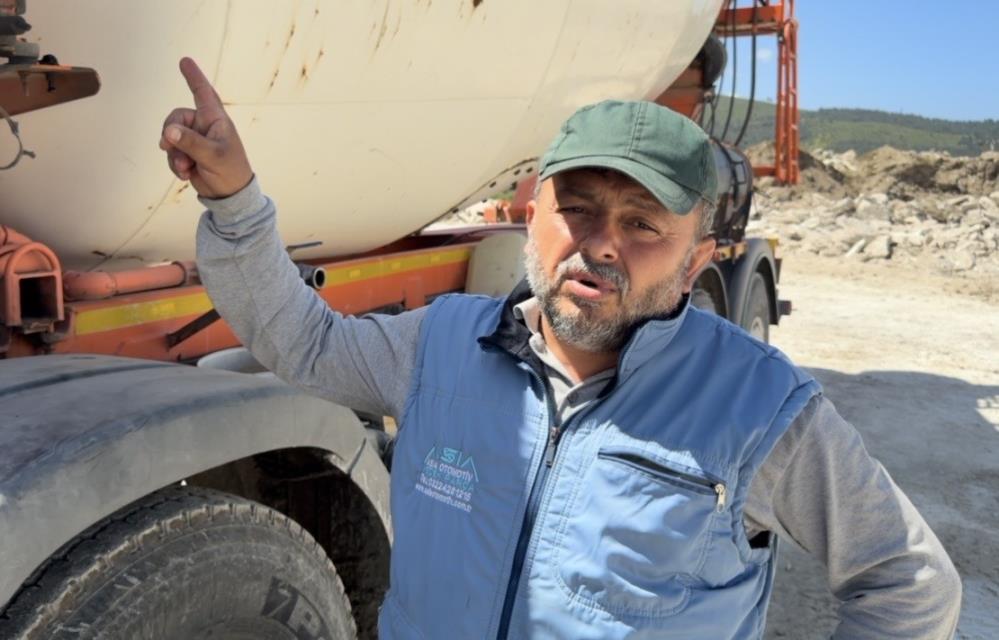 Osmaniye’nin Bahçe ilçesinde özel bir firmaya ait beton santralinde park halindeki beton mikserine yuva yapan dere kuşunu fark eden şantiye sahibi, örnek bir davranışa imza attı. Yuva bulunan beton mikseri park alanına çektiren işletme yetkilileri, yavrular büyüyüp yuvadan uçana kadar aracı çalıştırmama kararı aldı.