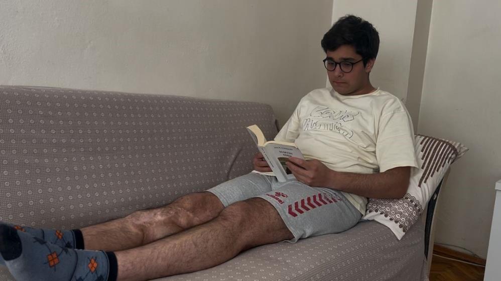 Otobüs şoförü uykuya daldı, önündeki araca çarptı... Lise öğrencisi iki aracın arasında böyle sıkıştı