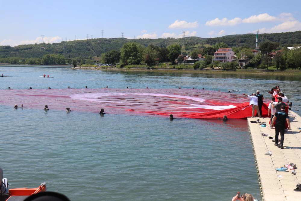 Sapanca Gölü’nde tüyleri diken diken eden görsel şölen