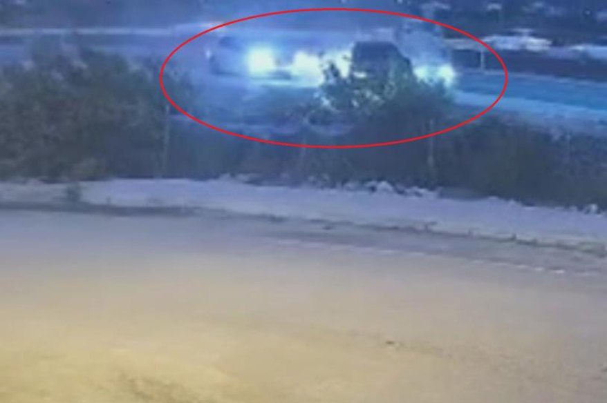 Otomobilin, ışıkta bekleyen 2 araca ok gibi saplandığı kaza kamerada