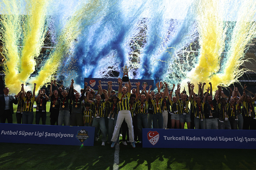 Fenerbahçe Kadın Futbol Takımı, şampiyonluk kupasını kaldırdı