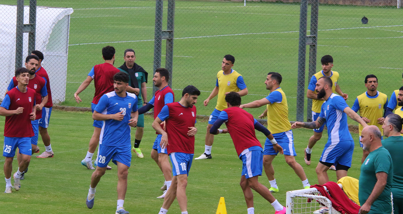 İran Milli Takımı, 2026 FIFA Dünya Kupası hazırlıkları kapsamında kamp için Antalya’da hazırlıklarına başladı. İran Futbol Federasyonu 1. Başkan Yardımcısı Mehdi Mohammad Nabi, "Elbette yeniden uluslararası arenaya geri döneceğiz. Programımız doğrultusunda yolumuza devam ediyoruz" dedi.