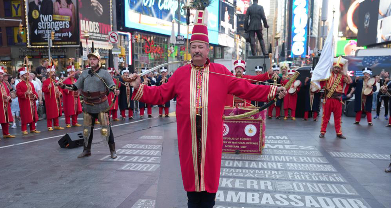  Milli Savunma Bakanlığı Mehter Takımı, ABD’nin New York kentindeki ünlü Times Meydanı’nda konser verdi. Osmanlı marşlarının seslendirildiği gösteri, Türk vatandaşları ve Amerikalı turistlerden yoğun ilgi gördü.