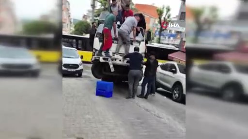 Pazarcı kamyoneti şaha kalktı, vatandaşlar üstünde zıpladı