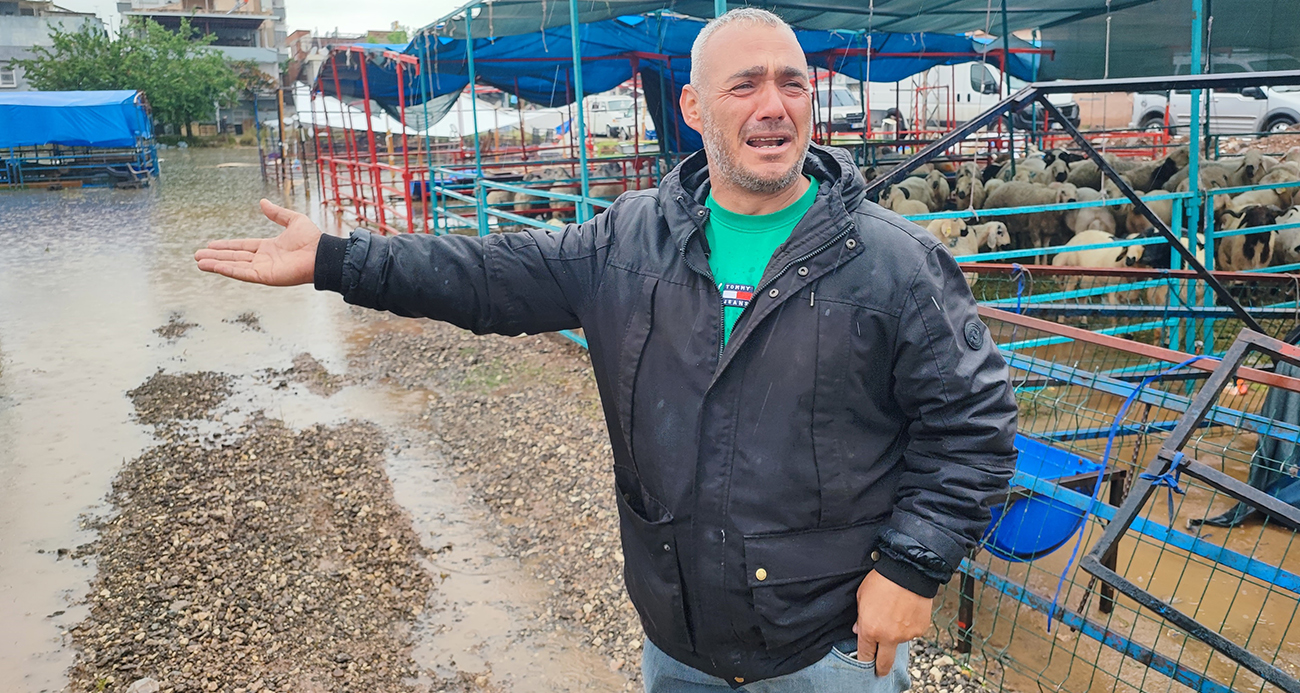 Adana’da etkili olan sağanak yağış sonrası kentteki bir hayvan pazarı adeta göle döndü. Çamur ve su içerisinde kalan besiciler zor anlar yaşarken, bir besici gözyaşları içinde çizmesini çıkarıp çorabını sıkarak yaşanan mağduriyete tepki gösterdi. Çadırının yıkıldığını belirten besici, "Şu halimize bakın. Yağmur altında mallarımız telef oluyordu, rezil olduk" diyerek yaşadıkları çaresizliği anlattı.