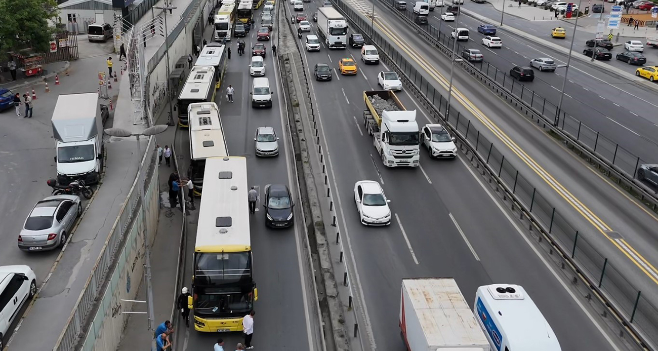 Bahçelievler’de İETT otobüsü arızalandı, trafik nedeniyle vatandaş yol ortasında otobüs bekledi