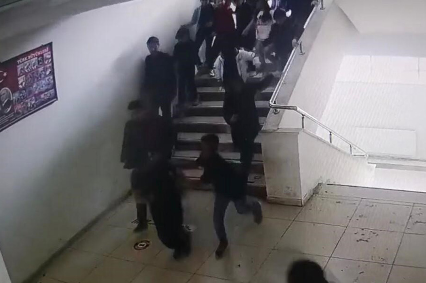 Malatya’da okuldaki deprem paniği kamerada