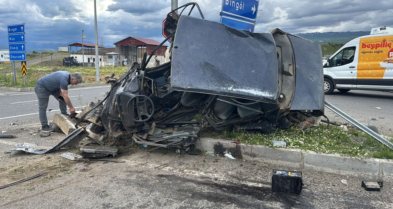 Bingöl’de hayvan yüklü kamyonun iki otomobile çarpması sonucu meydana gelen trafik kazasında 1’i ağır 2 kişi yaralandı.