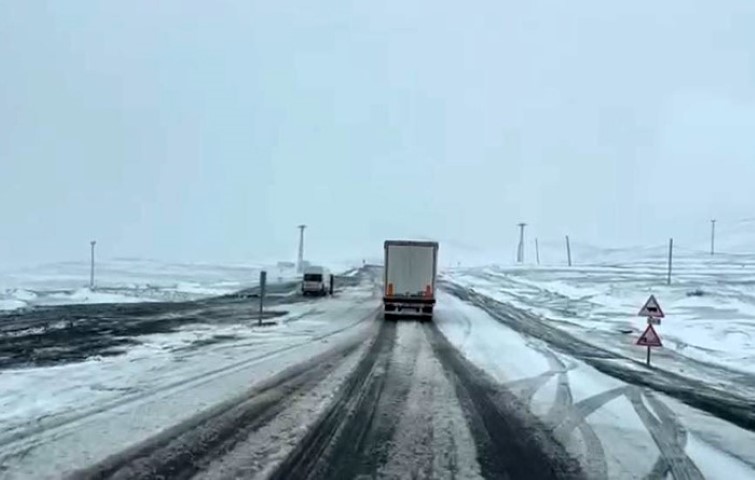 Kar ve tipi bastırdı, araçlar yolda kaldı