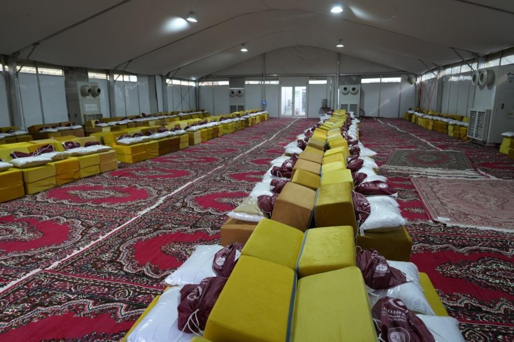 Arafat'ta yüksek klimalı ve koltuklu çadır hizmeti, kavurmalı pilav ikramı