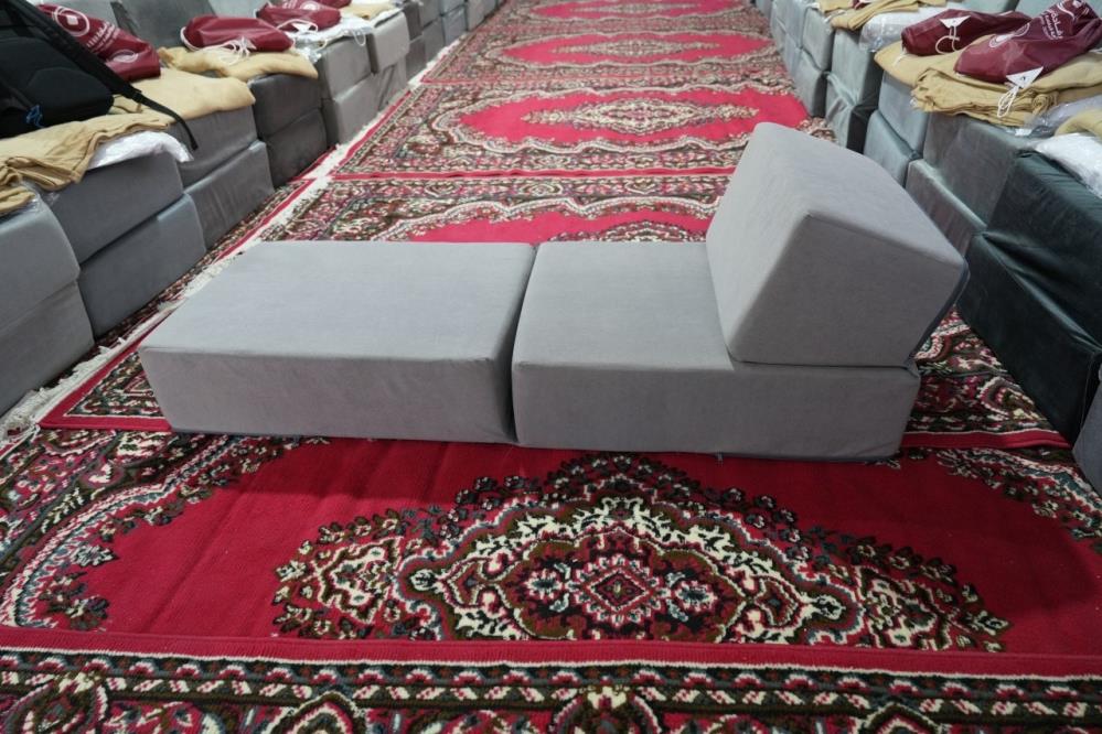 Arafat'ta yüksek klimalı ve koltuklu çadır hizmeti, kavurmalı pilav ikramı