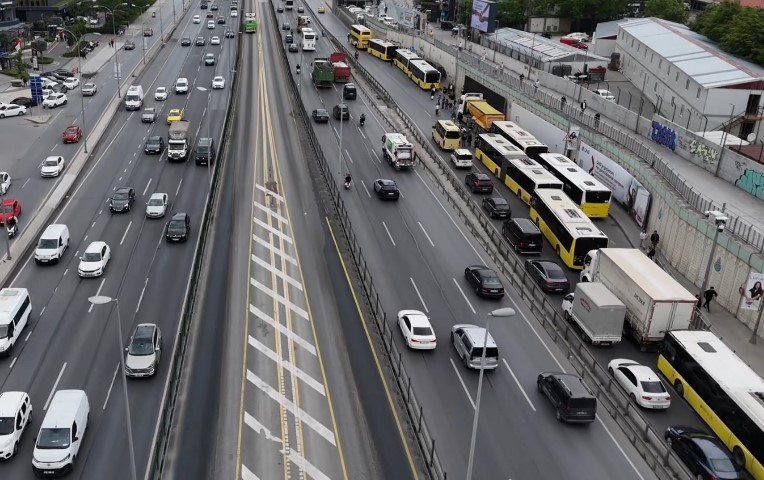 Bahçelievler’de İETT otobüsü arızalandı, trafik nedeniyle vatandaş yol ortasında otobüs bekledi