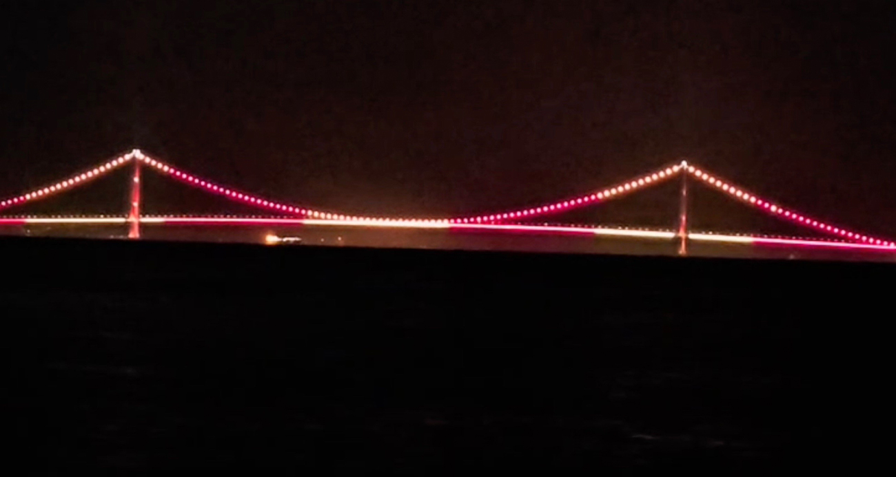 Çanakkale Köprüsü sarı kırmızılı renklerle aydınlatıldı