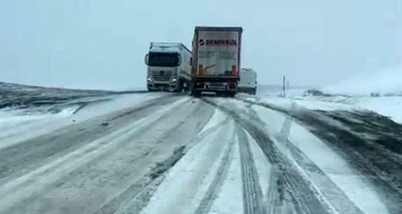 Kar ve tipi bastırdı, araçlar yolda kaldı