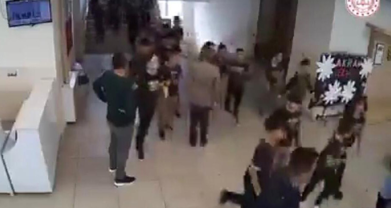 Malatya’da öğrencilerin deprem tahliyesi kamerada