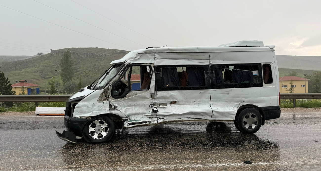 Karşı şeride geçti, 10 kişinin bulunduğu minibüsle çarpıştı: 11 yaralı