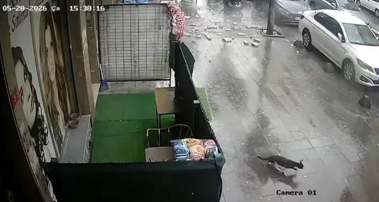 Küçükçekmece’de binanın dış yüzeyinden düşen parçalar güvenlik kamerasında