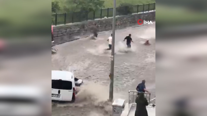 Başkent’te sel sularına kapılan kişiyi kurtarmaya çalışan vatandaşlar da sürüklendi
