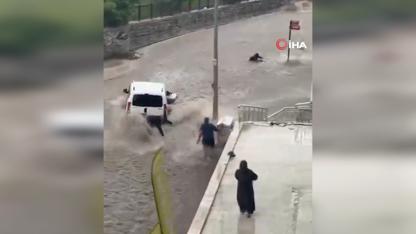 Başkent’te sel sularına kapılan kişiyi kurtarmaya çalışan vatandaşlar da sürüklendi