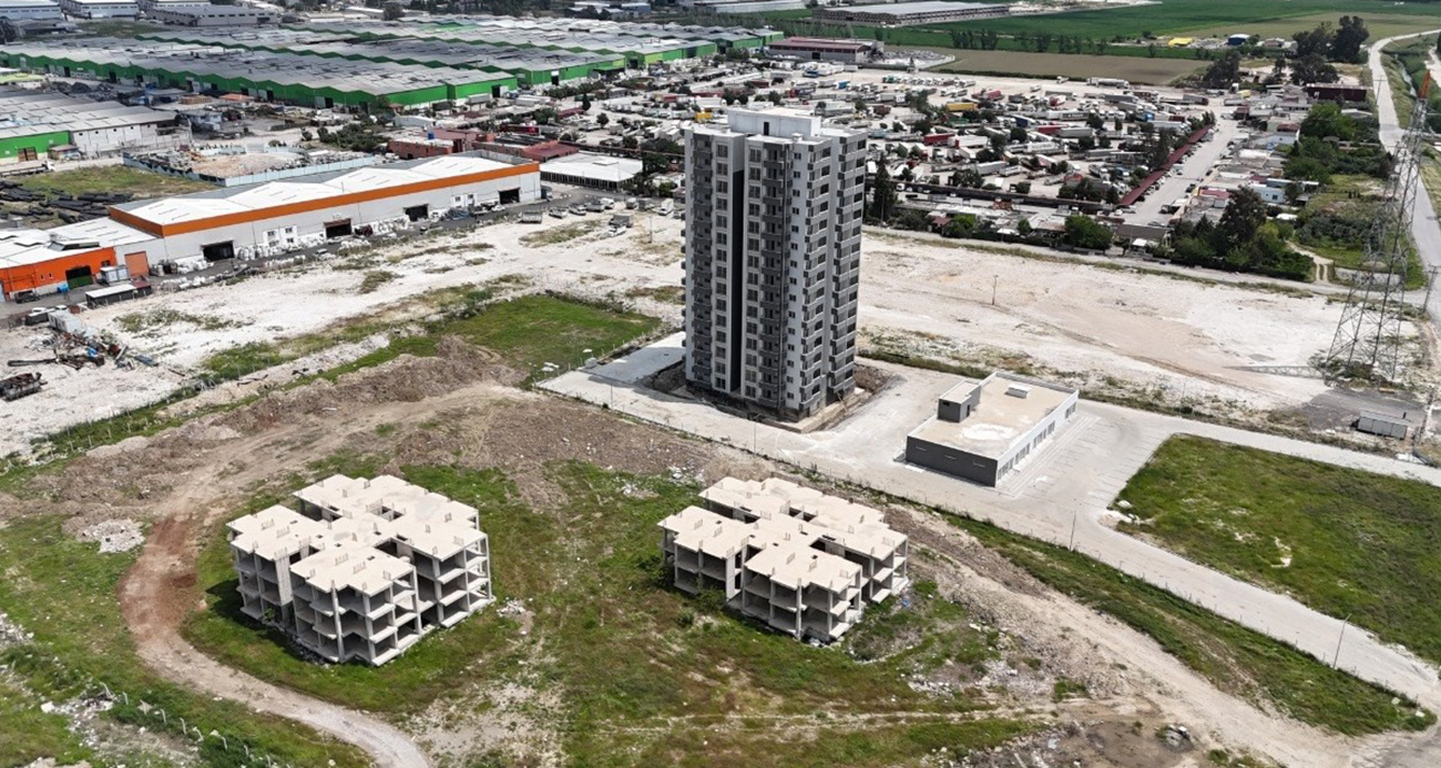 Adana’da Seyhan Belediyesi tarafından çalışanlara "ucuz konut" vaadiyle 2016 yılında projesi hazırlanan 2018 yılında dönemin Seyhan Belediye Başkanı Zeydan Karalar tarafından temeli atılan 6 blokluk "Sarıhamzalı İşçi Konutları" projesi, yıllar içinde önce 3 bloğa düşürüldü, ardından geçen 8 yılda sadece 1 bloğu bitirme aşamasına gelebildi. İşçiler milyon lirayı bulan ödemeler yaparken, tamamlandı denilen bloğa ise halen bir işçinin dahi taşınamadığı görüntülendi.