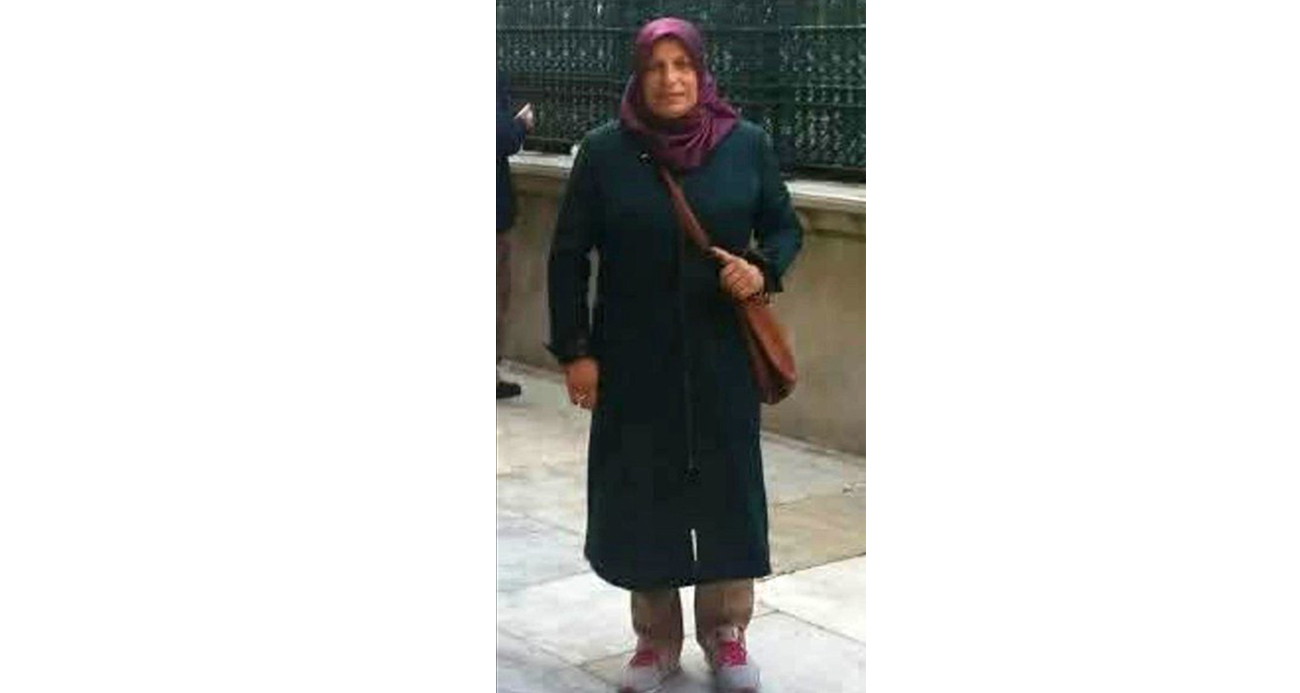 Trabzon’un Akçaabat ilçesinde bahçede ot biçtiği sırada dengesini kaybeden bir kişinin elindeki motorlu ot biçme makinesinin bıçağı, sırtına ot yüklemeye çalışan eşinin boğazına isabet etti, ağır yaralanan 56 yaşındaki kadın olay yerinde yaşamını yitirdi.