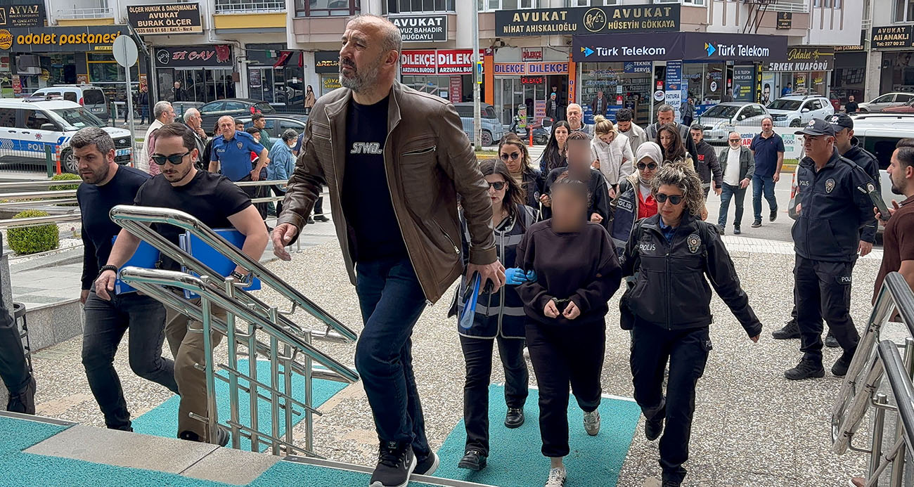 Çorum’da bir güzellik salonunda ödeme sırasında müşterilerin oyalanarak cep telefonlarından mobil bankacılık uygulamalarına girildiği ve adlarına kredi çekildiği iddiasıyla başlatılan soruşturmada 10 şüpheli gözaltına alındı. Toplam 425 bin liralık vurgunla ilgili 3 şüpheli tutuklandı.