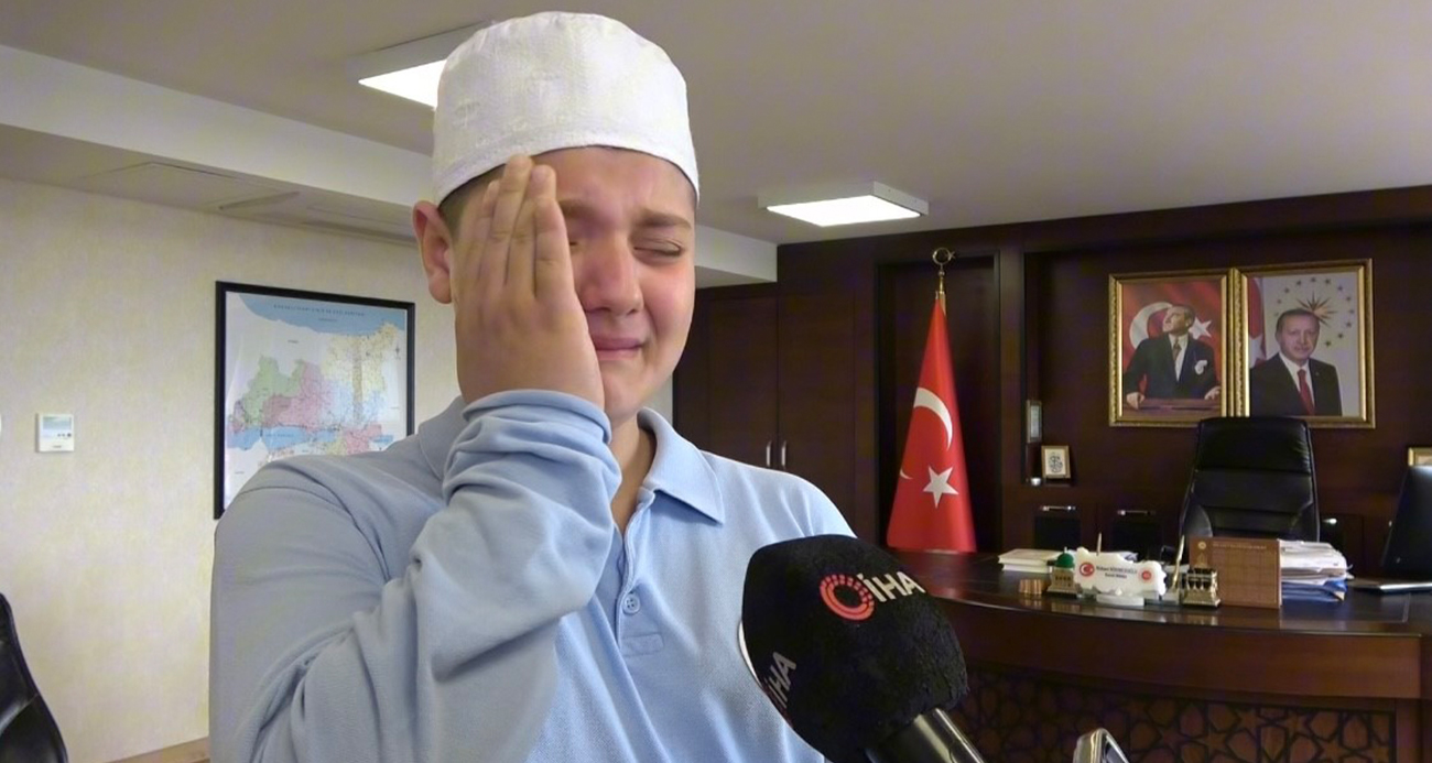Birlikte hafız olduğu annesine gözyaşlarıyla teşekkür etti