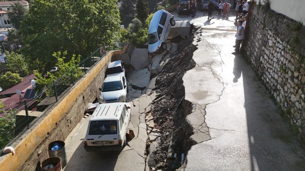 Aşırı yağışla birlikte çöken yol 5 aracı yuttu