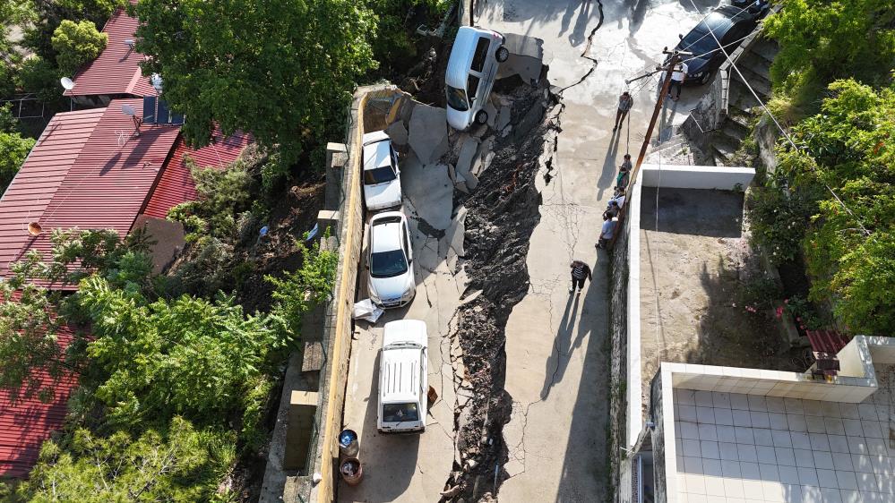 Aşırı yağışla birlikte çöken yol 5 aracı yuttu