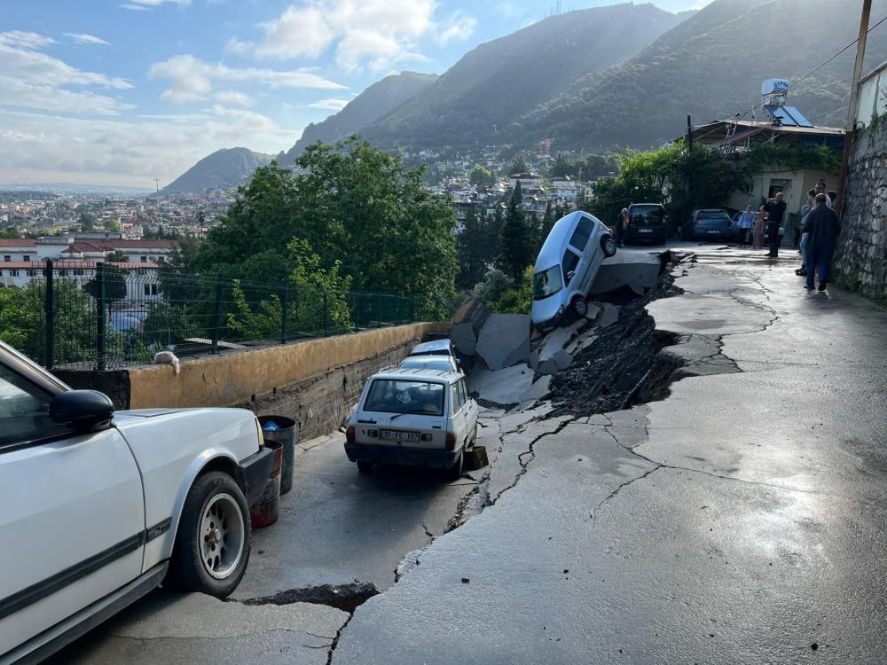 Aşırı yağışla birlikte çöken yol 5 aracı yuttu
