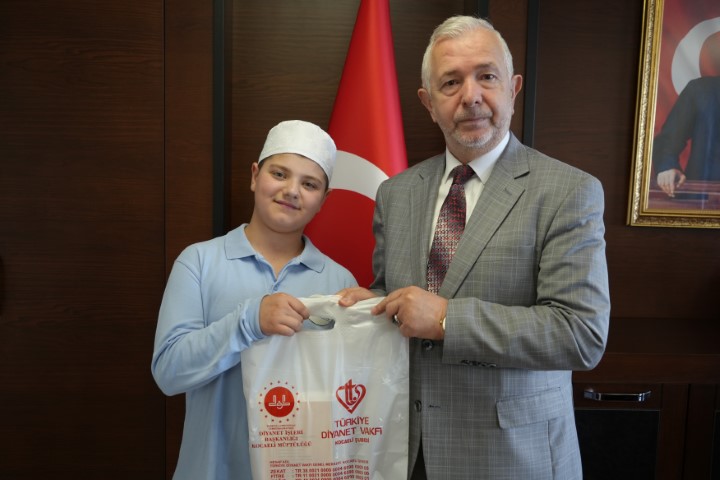 Birlikte hafız olduğu annesine gözyaşlarıyla teşekkür etti