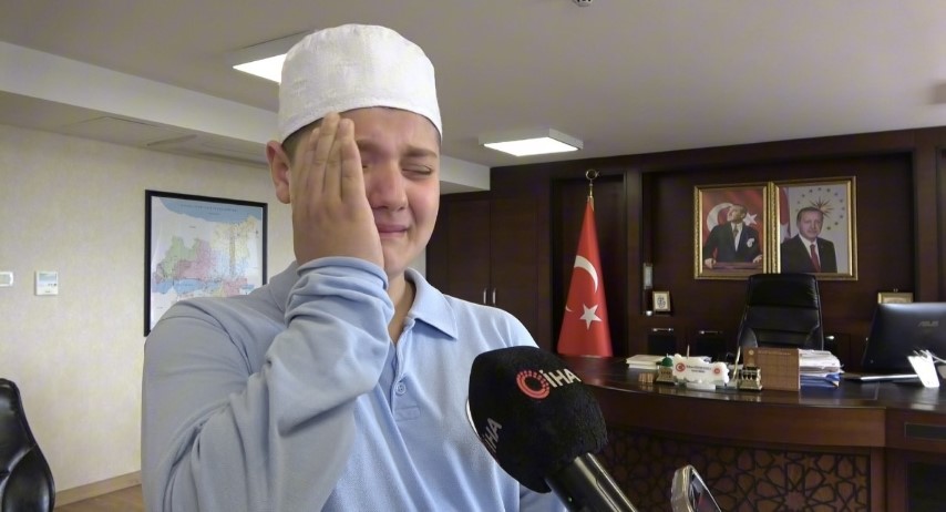Birlikte hafız olduğu annesine gözyaşlarıyla teşekkür etti