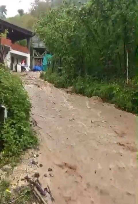 Ordu’da sel suları evin içinden şelale gibi aktı