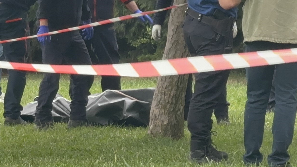 Eskişehir’de Porsuk Çayı’nda park işçilerinin fark ettiği erkek cesedi kıyıya çıkarılırken, şahsın kesin ölüm nedeni yapılacak otopsi ardından belli olacak.
