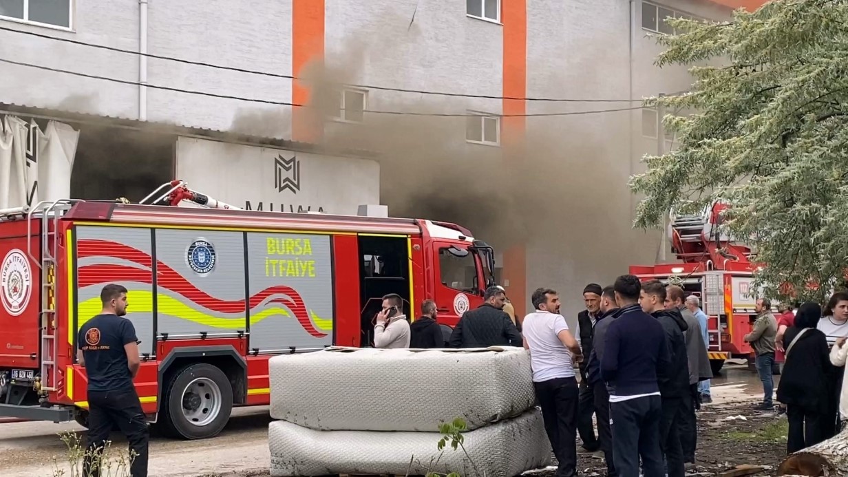 Bursa’nın İnegöl ilçesinde bir koltuk fabrikasında çıkan yangında 2 kişi dumandan etkilendi.