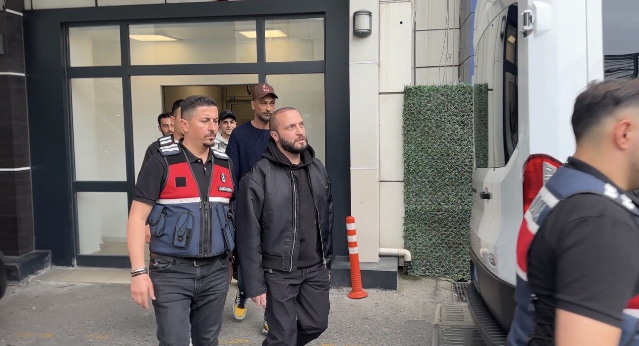 Bakırköy Cumhuriyet Başsavcılığınca yürütülen uyuşturucu soruşturması kapsamında gözaltına alınanların sayısı 20’ye yükselirken, şüpheliler Adli Tıp Kurumunda saç ve kan örneği verdi. İşlemlerin ardından 11 kişi adliyeye sevk edilirken, diğerleri serbest bırakıldı.