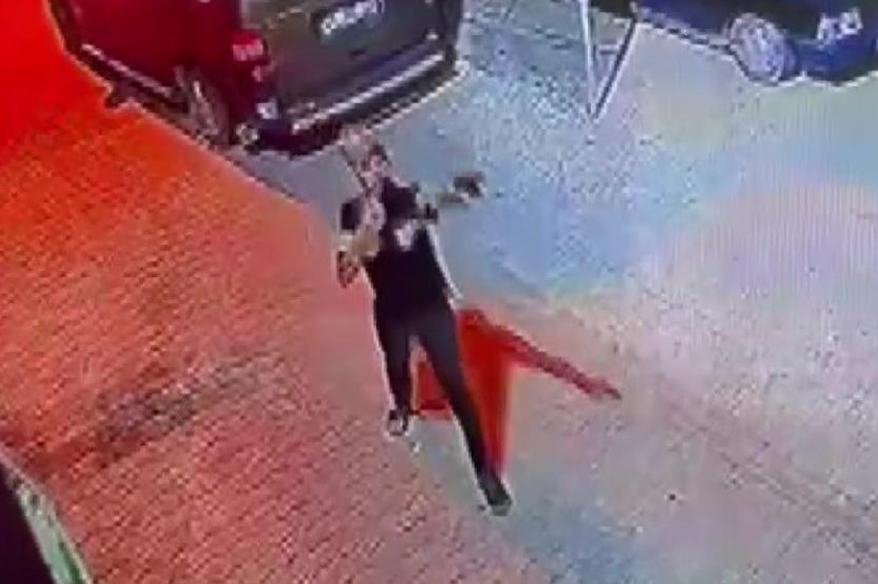 Silahı ateş almayınca panikledi, sonra yeniden ateş açtı... O anlar kamerada