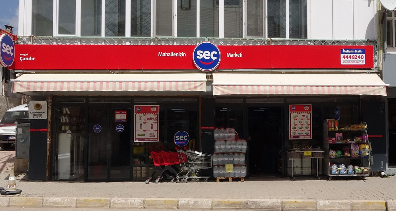 Yozgat’ın Çandır ilçesinde 1986 yılında küçük bir bakkal olarak başlayan esnaflık hikayesi, bugün Seç Market çatısı altında iki kuşağın birlikte büyüttüğü modern bir markete dönüştü.